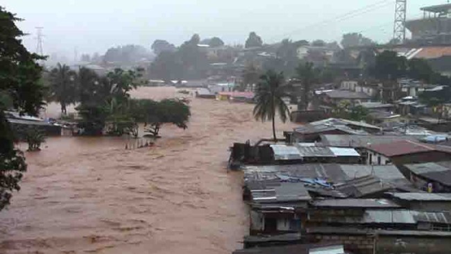 Sepultan lodo y agua a la Sierra Leona