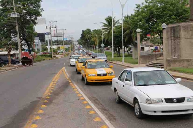 Protestan taxistas ‘irregulares’ contra la SCT