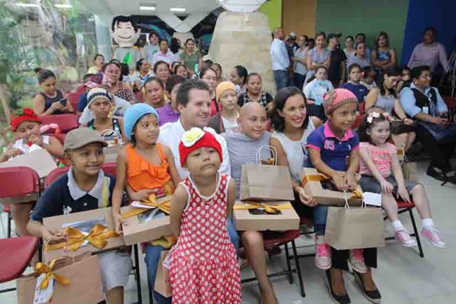 Entregan pelucas oncológicas a niños