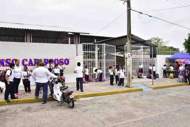 Garantiza Educación maestros en salones