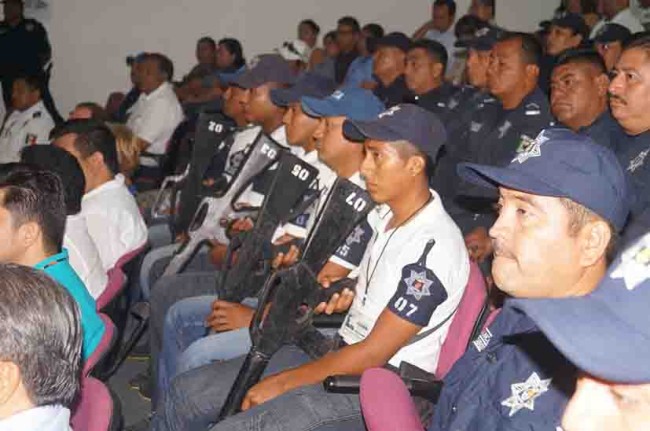 Entregan equipo de trabajo a policías de Balancán
