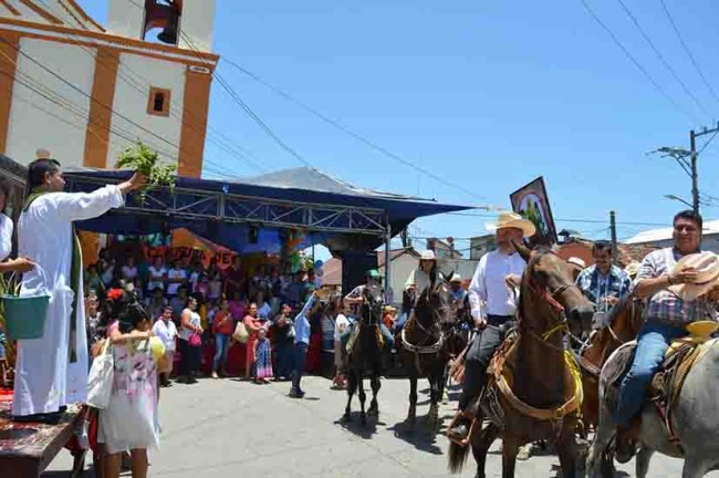 Cabalgan 800 jinetes por la Virgen de la Asunción