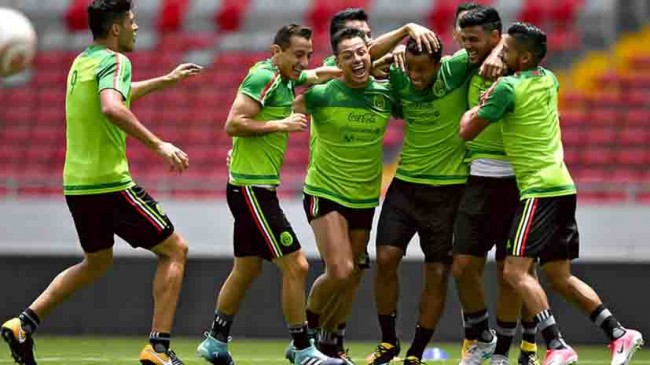 Televisa y TV Azteca renuevan  con el Tri por ocho años más