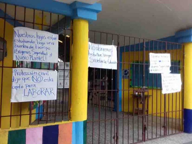 Paralizan clases en plantel educativo