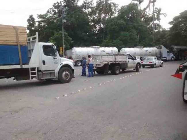 Cierran paso a los trailers de Pemex