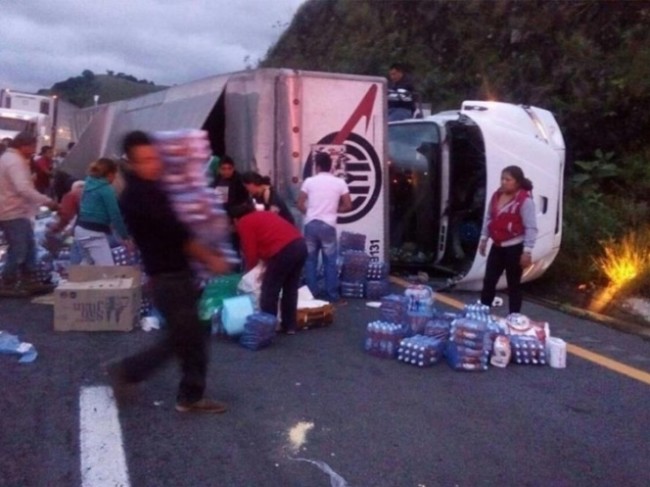 Vuelca tráiler y saquean los víveres para damnificados