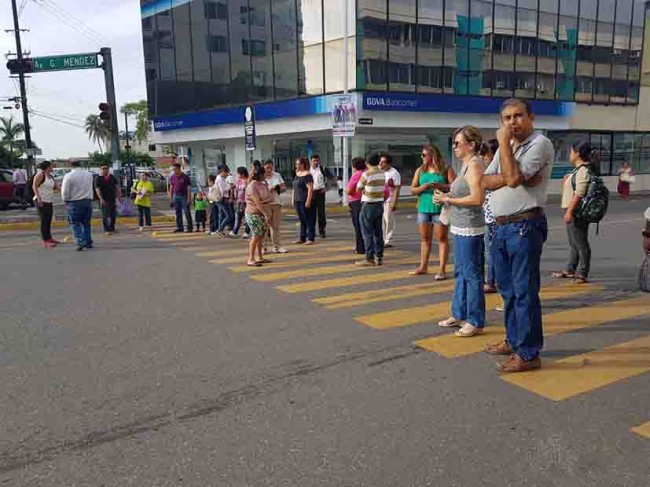 Protestan padres de familia por falta de agua y luz en escuela