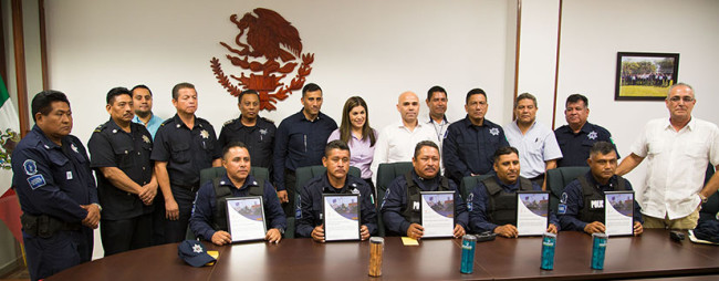 Reconocen a cinco policías  por detención de una banda