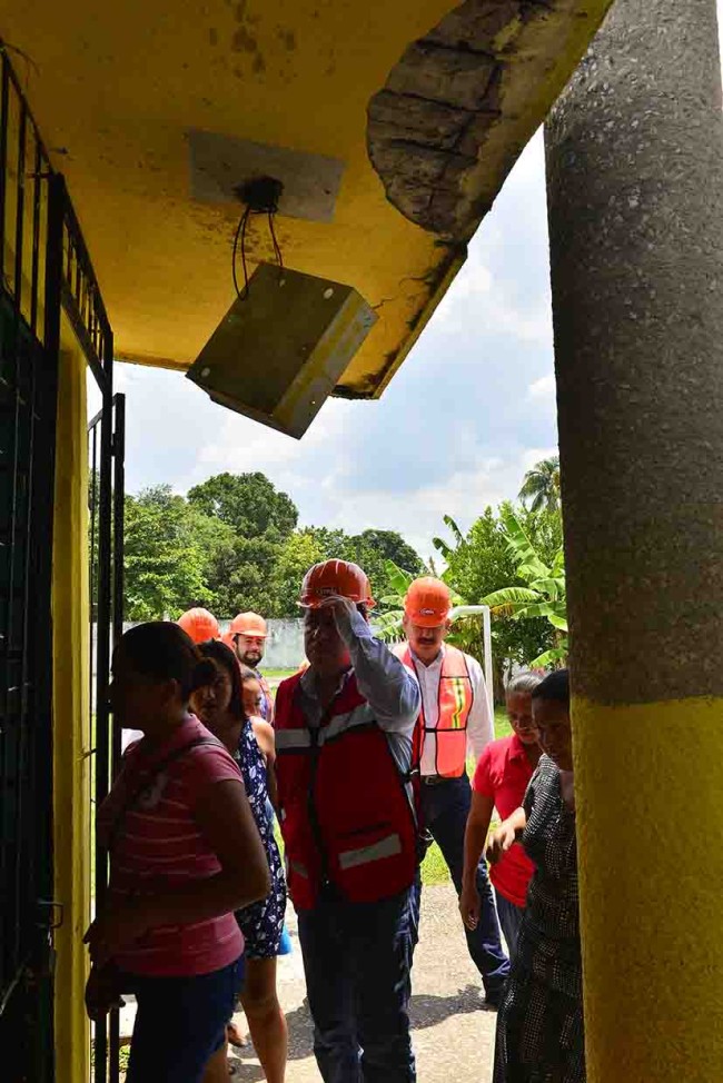 Demolerán dos escuelas en Acachapan y Colmena