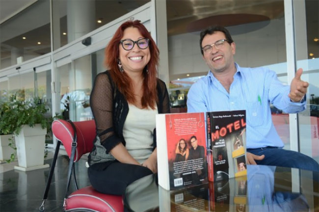 Antonio Helguera recibe premio de “La Catrina”