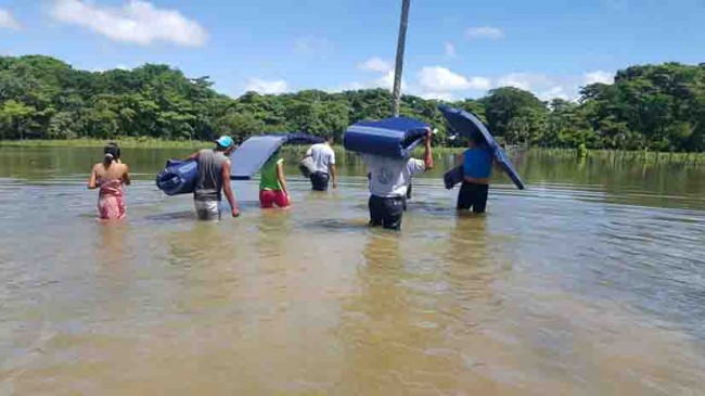 Ayudan a los afectados por el río Usumacinta