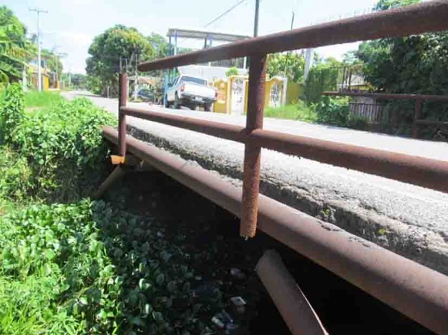 Puente a punto de caer en Nacajuca