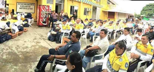 Equipan de uniformes a policías de vialidad