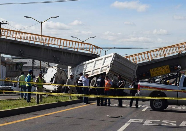 Impacta tráiler a tres autos y derriba puente