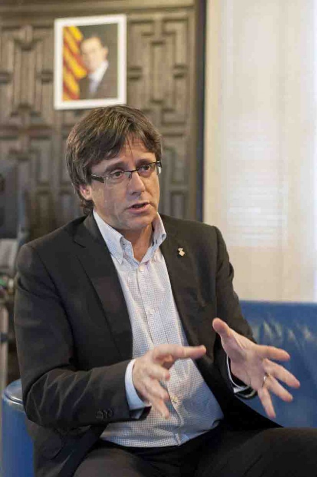 Puigdemont mantiene  el dedo en el renglón