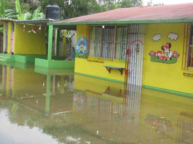 Reportan escuelas anegadas