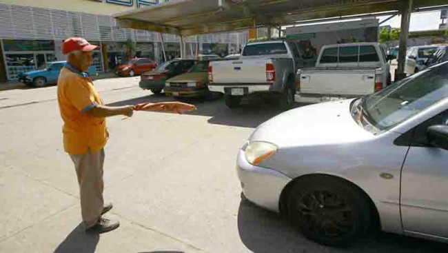 Limpian de ‘franeleros’ a estacionamientos de centros comerciales