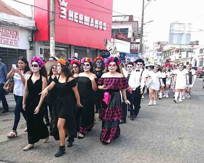 Pequeños catrines y catrinas recorren calles de Teapa