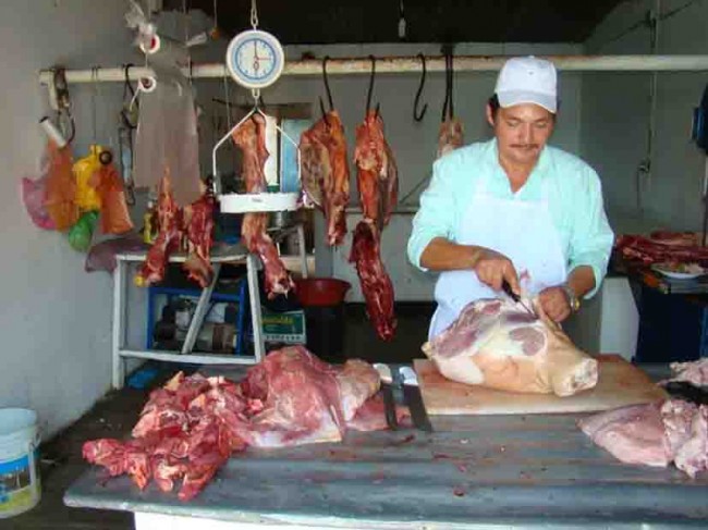 Tablajeros suben el precio de la carne