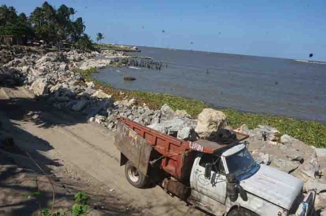 Buscan frenar erosión del mar en Chiltepec