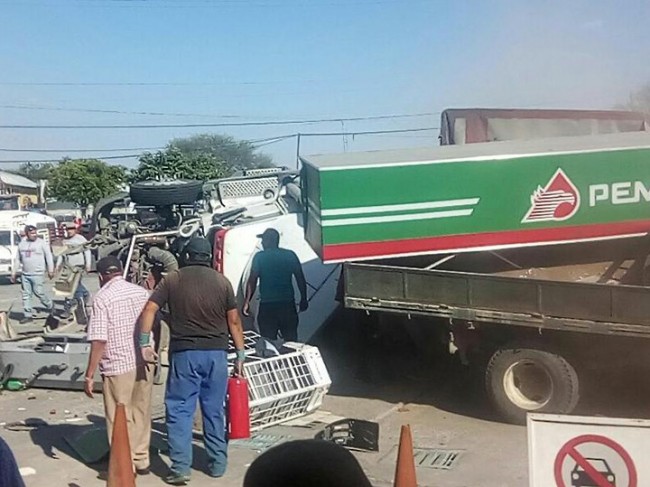 Embiste tráiler gasolinera, mueren cinco personas