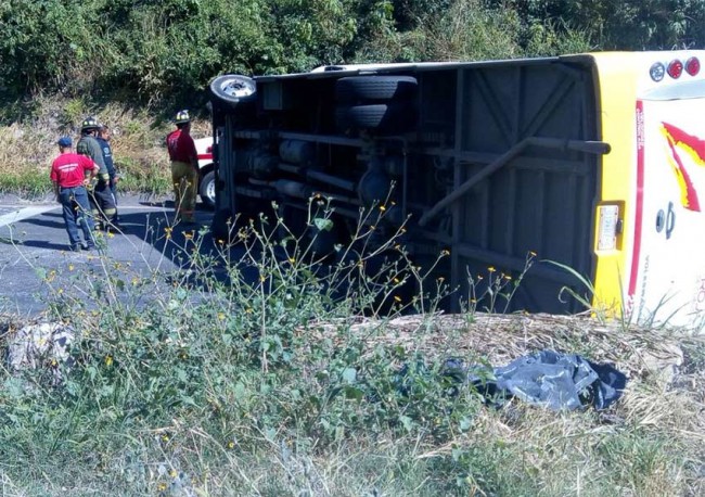 Vuelca autobús en  ‘Cañón de Lobos’ y deja 15 lesionados