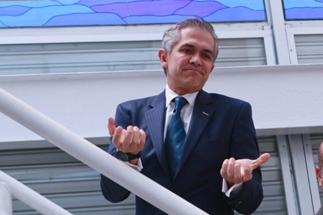 Investiga INE a Mancera por  aparecer con Galileos