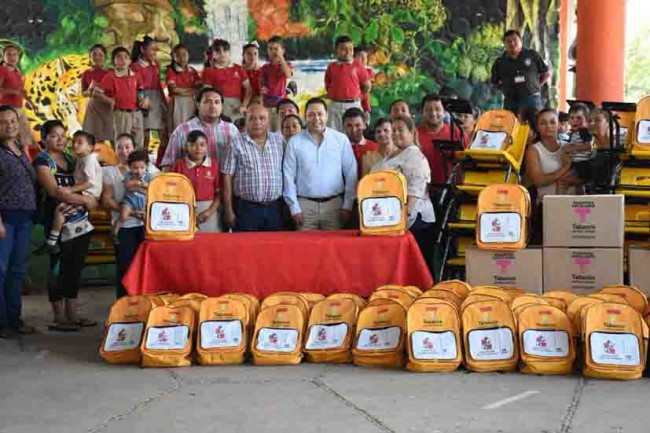 Entregan mobiliario a escuelas de Centro