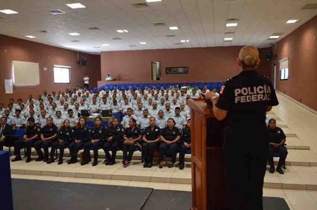 Capacitan a mujeres policías