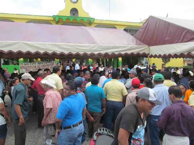 Paro indefinido por trabajadores en Cunduacán