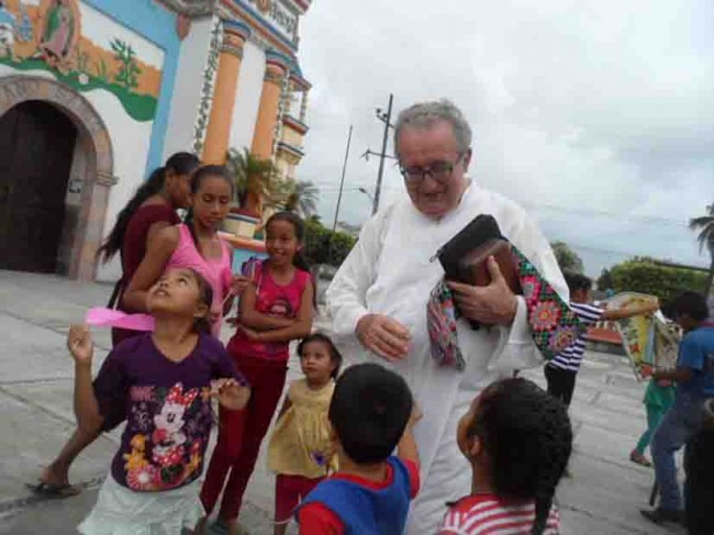 Indígenas no quieren  al sacerdote Lazaroni