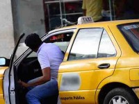 Abusan taxistas con usuarios en el pasaje