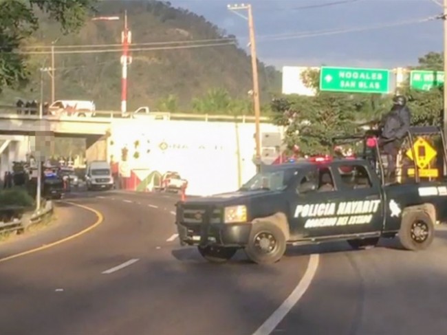 Localizan tres cuerpos colgados  en un puente vehicular de Tepic