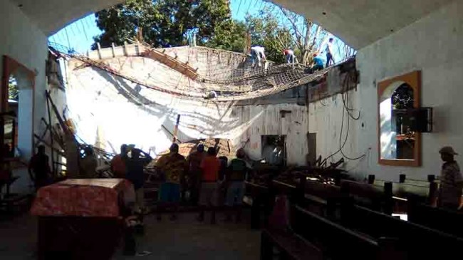 Cuatro heridos a colapsar armazón de loza en iglesia