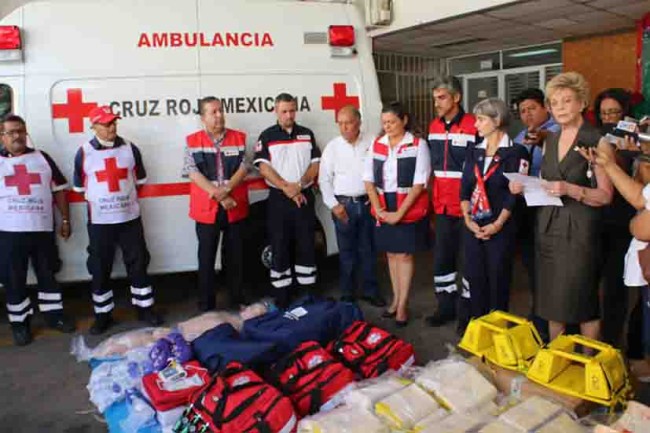 Entregan equipo y material a personal de la Cruz Roja