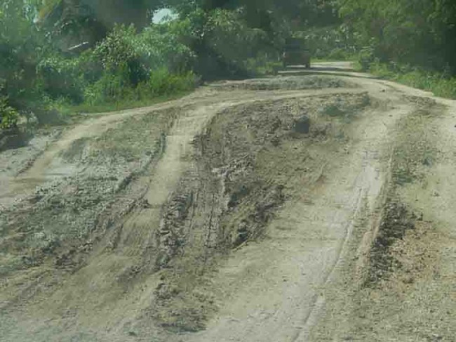 Ignora la JEC carretera que  une a varias comunidades