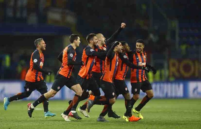 Shakhtar da el primer golpe