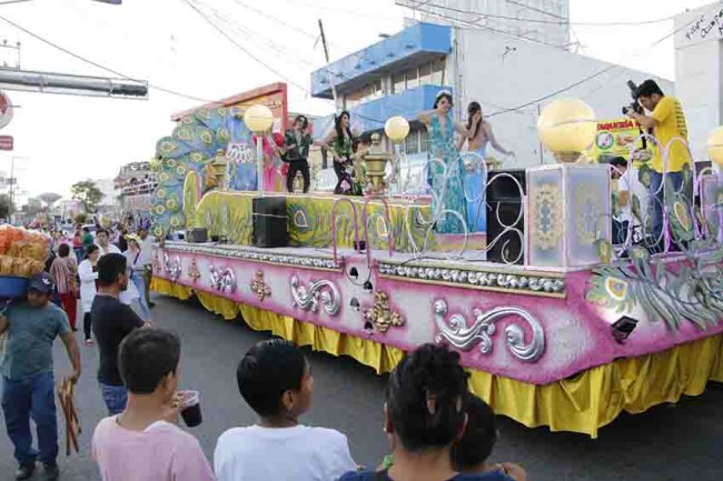 Algarabía y colorido por desfile de Las Fiestas del Rey Momo