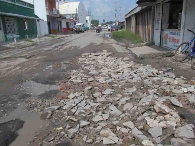 Denuncian habitantes las pésimas obras del alcalde