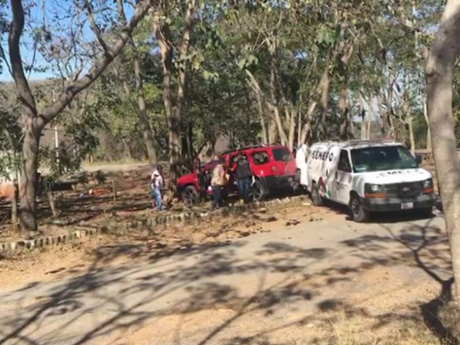 Balean camioneta y  matan a tres hombres