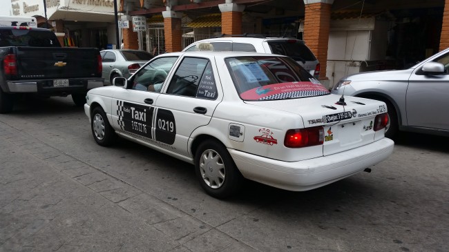 Con base en la ley,  combate SCT pirataje  en servicio de taxis