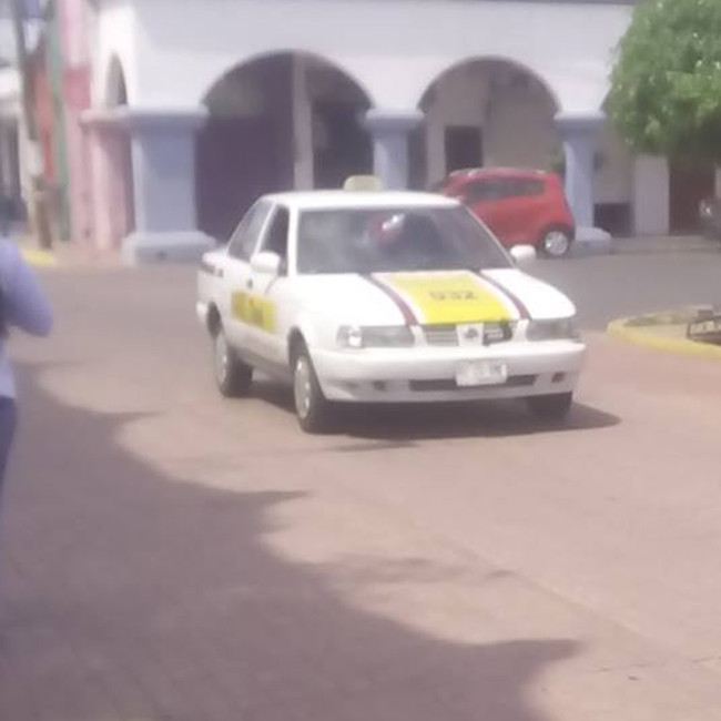 Líder taxista permite  trabajar sin placas