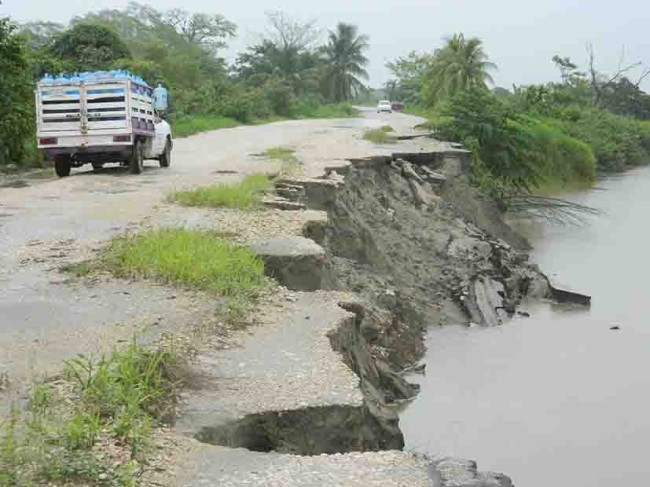 Carretera Jonuta-Centla en pésimas condiciones
