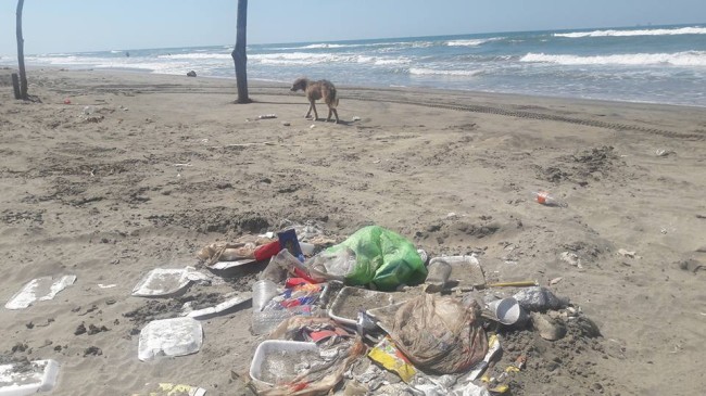 Playas llenas de basura dejan los vacacionistas