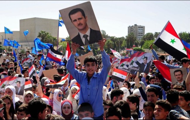 Sirios salen a las calles en apoyo al ejército