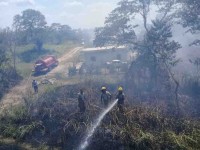 Sofocan incendios provocados en pastizales de Boca del Cerro