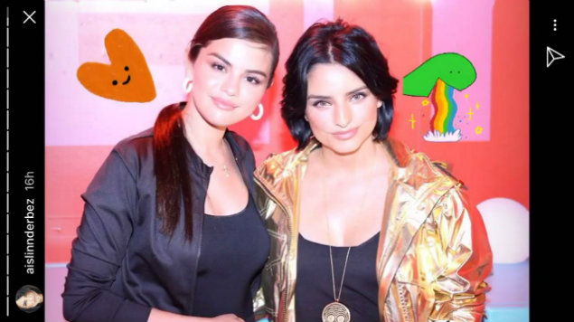 Selena chulea a Aislinn Derbez