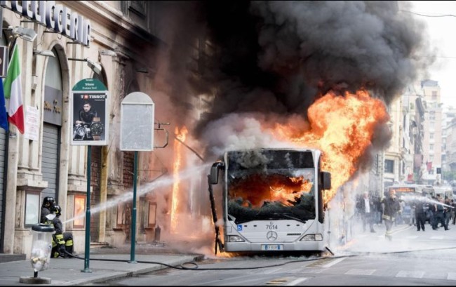 Arde un autobús en pleno centro de Roma