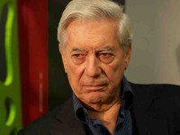 Sale del hospital a Vargas Llosa