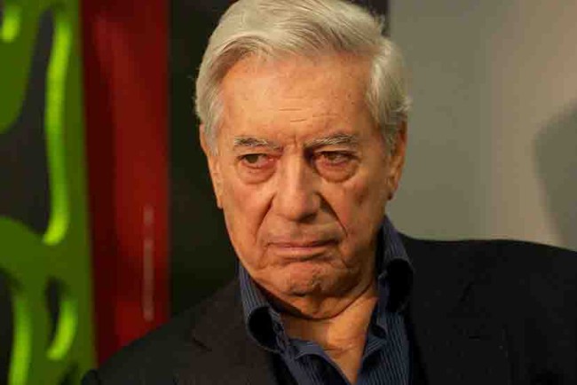 Sale del hospital a Vargas Llosa